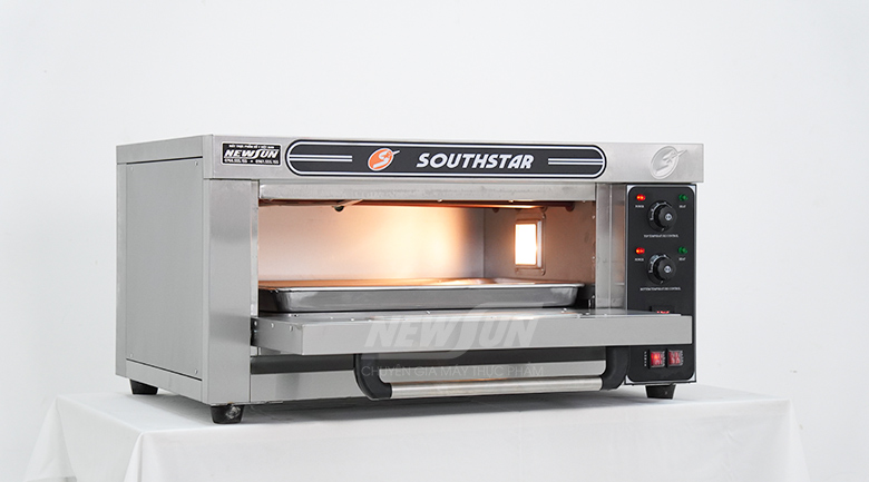 Khoang nướng rộng rãi, trang bị sẵn 1 khay phẳng inox 600x400mm