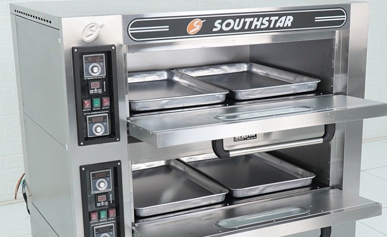 Khoang nướng rộng rãi, trang bị sẵn 4 khay phẳng inox 400x600mm