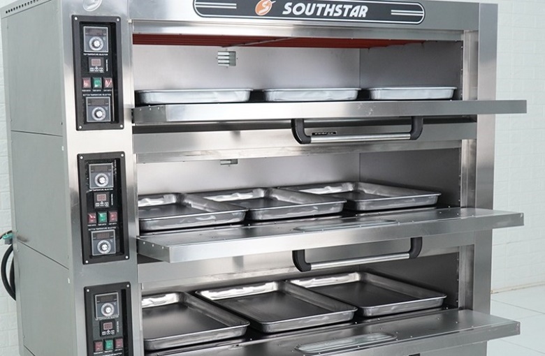 Khoang nướng rộng rãi, trang bị sẵn 9 khay phẳng inox 400x600mm Khoang nướng rộng rãi, trang bị sẵn 9 khay phẳng inox 400x600mm