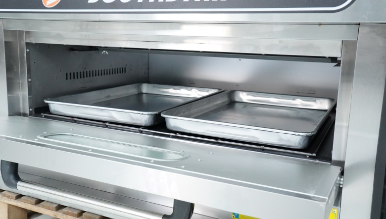 Khoang nướng rộng rãi, có sẵn 2 khay nướng phẳng kích thước 400x600mm Khoang nướng rộng rãi, có sẵn 2 khay nướng phẳng kích thước 400x600mm