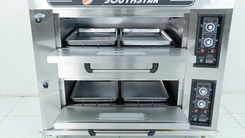 Khoang nướng rộng rãi, có sẵn 4 khay nướng phẳng kích thước 400x600mm