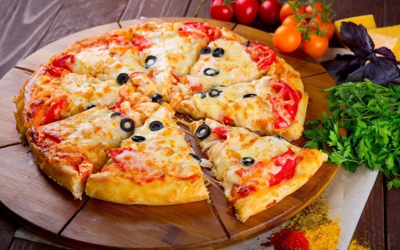 Bánh pizza với phần đế giòn, phần nhân chín mềm