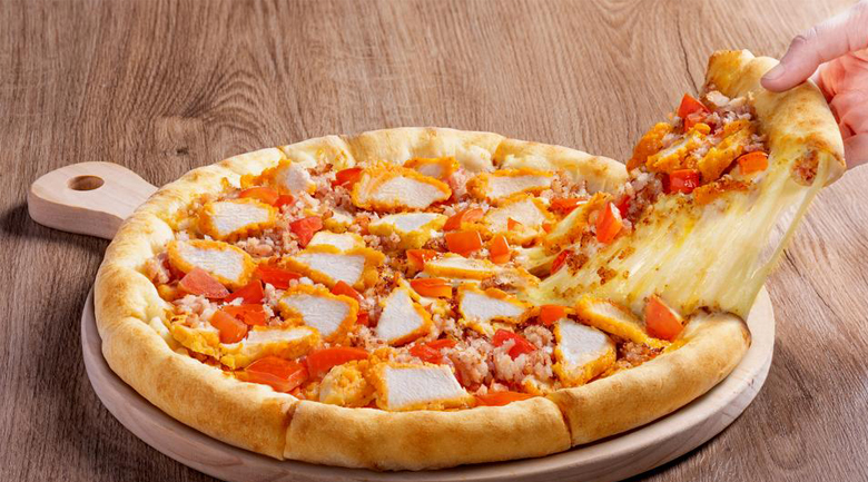 Pizza Domino’s có lớp vỏ thơm ngon và phô mai béo ngậy