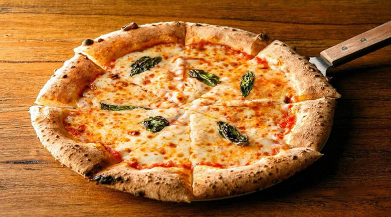 Pizza tại Buzza Pizza chính được chế biến truyền thống, mang đến hương vị thơm ngon