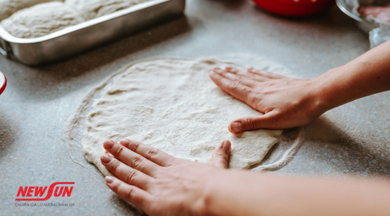 hướng dẫn làm pizza nấm và phô mai chuẩn bị đế bánh pizza