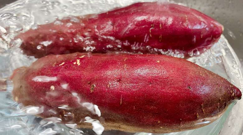 Hướng dẫn 4 cách nướng khoai lang bằng lò nướng bánh mì Nướng khoai lang bằng lò nướng bánh mì, rửa sạch