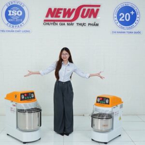 Máy đánh bột mì 8kg BS-20A Hình ảnh nhân viên và máy đánh bột