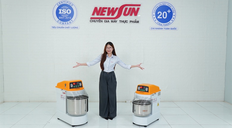 Máy đánh bột mì 8kg BS-20A Hình ảnh nhân viên và máy đánh bột