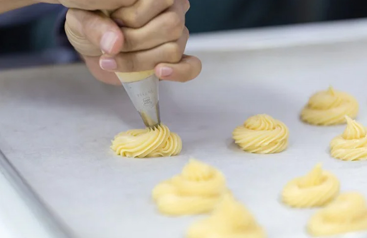 Bắt bánh su kem trái cây