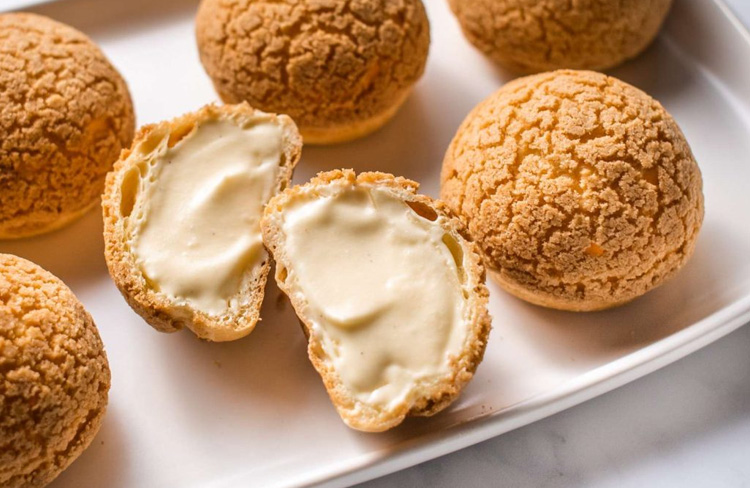 bánh su kem trái cây nhân truyền thống