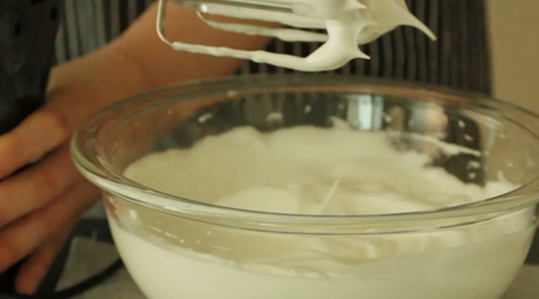 bánh chiffon socola, đánh lòng trắng