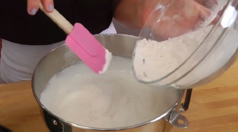 bánh dorayaki trà, trộn bột