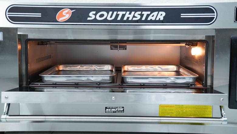 Khoang nướng lớn, xếp vừa 2 khay 400x600mm